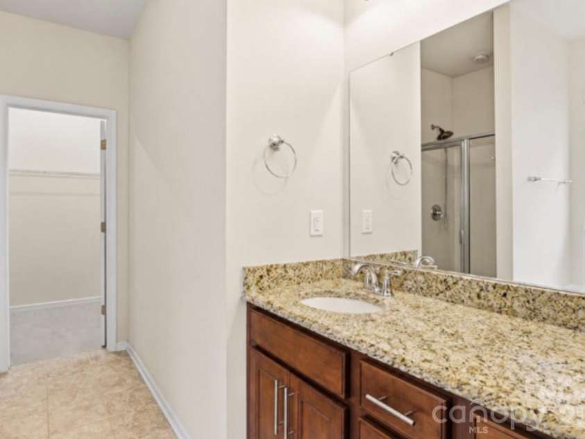 11824 Springpoint Lane, Charlotte, NC 28278.  MLS# CAR4360909, YatesRealty ID 14495. Master Suite Bathroom
