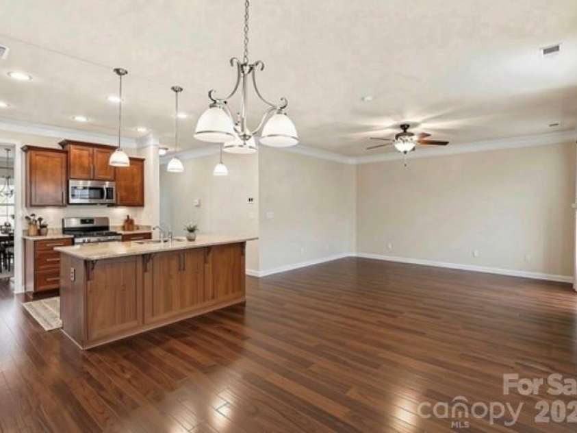 11824 Springpoint Lane, Charlotte, NC 28278.  MLS# CAR4360909, YatesRealty ID 14495. Open Concept Chef kitchen