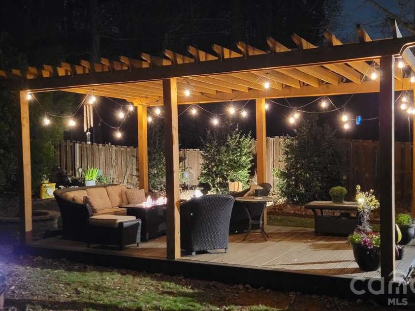 11824 Springpoint Lane, Charlotte, NC 28278.  MLS# CAR4360909, YatesRealty ID 14495. Outdoor Living Under the Stars!