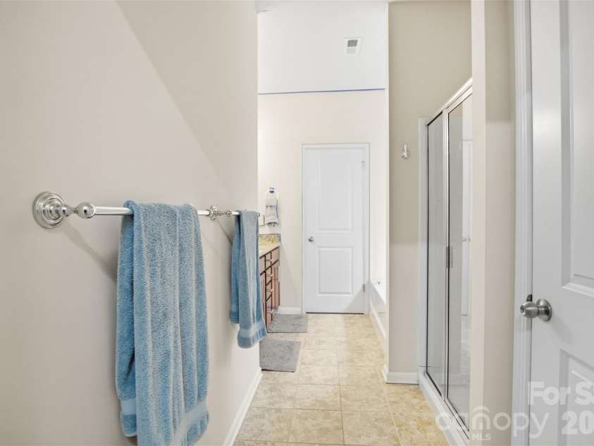 11824 Springpoint Lane, Charlotte, NC 28278.  MLS# CAR4360909, YatesRealty ID 14495. Owners Retreat Bathroom