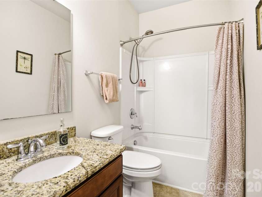 11824 Springpoint Lane, Charlotte, NC 28278.  MLS# CAR4360909, YatesRealty ID 14495. This shared bathroom features a modern design and serves as a convenient en-suite connection for both bedroom 1 and bedroom 2.