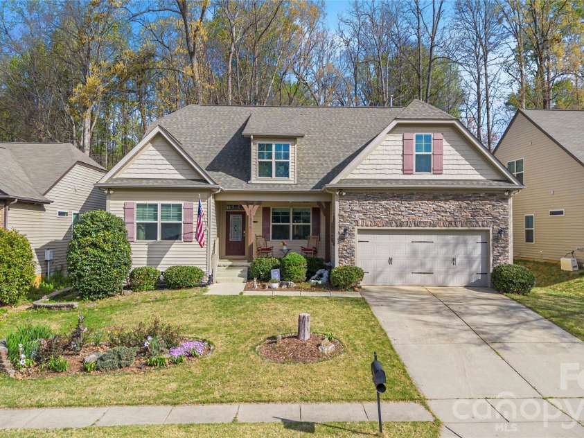 11824 Springpoint Lane, Charlotte, NC 28278.  MLS# CAR4360909, YatesRealty ID 14495. Welcome Home to 11824 Springpoint Lane