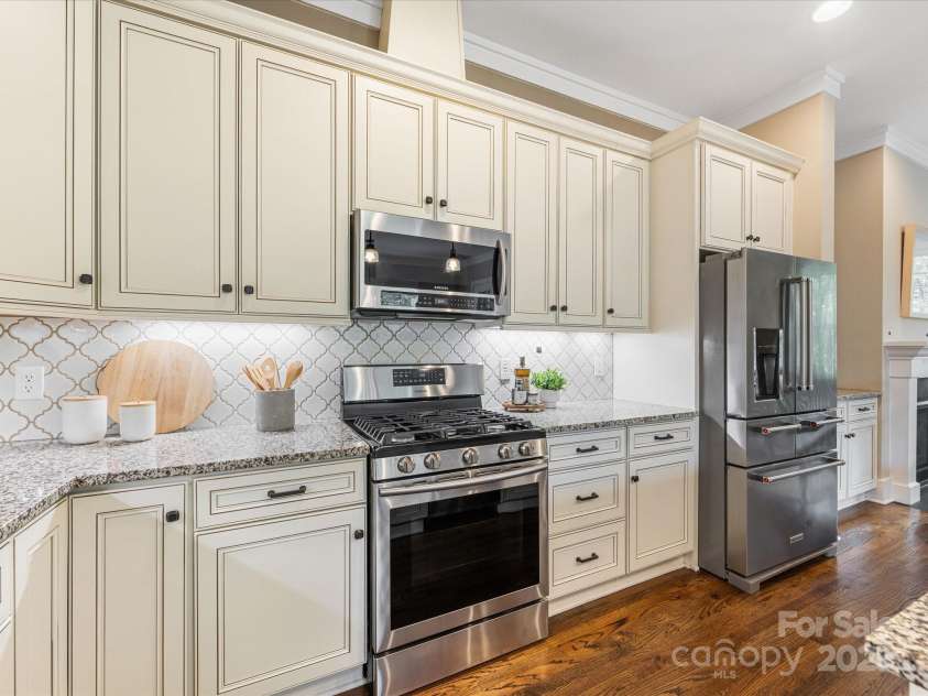 5210 Valley Stream Road, Charlotte, NC 28209.  MLS# CAR4288091, YatesRealty ID 14495. 