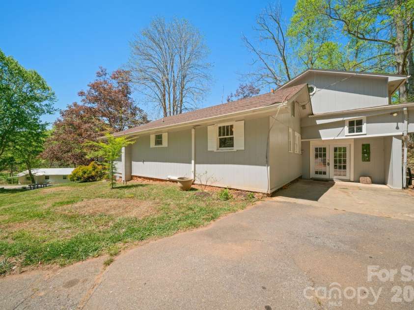 290 Hookers Gap Road, Candler, NC 28715.  MLS# CAR4373451, YatesRealty ID 14496. 