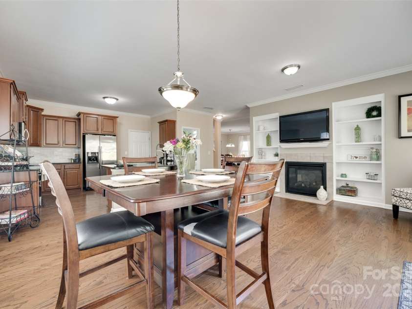 985 Angelica Lane, Tega Cay, SC 29708.  MLS# CAR4246677, YatesRealty ID 14497. Eat in Kitchen