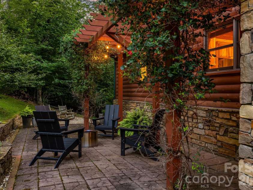 32 Zebulon Lane, Mars Hill, NC 28754.  MLS# CAR4417951, YatesRealty ID 1450. Outdoor front patio area