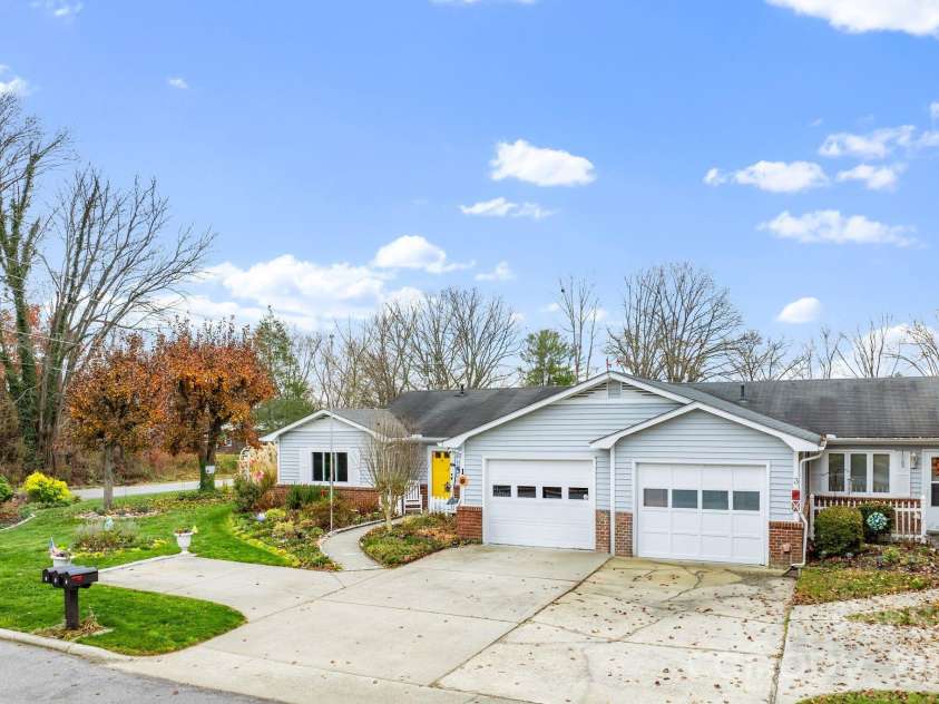 1 Wintry Drive, Hendersonville, NC 28792.  MLS# CAR4319352, YatesRealty ID 14502. 