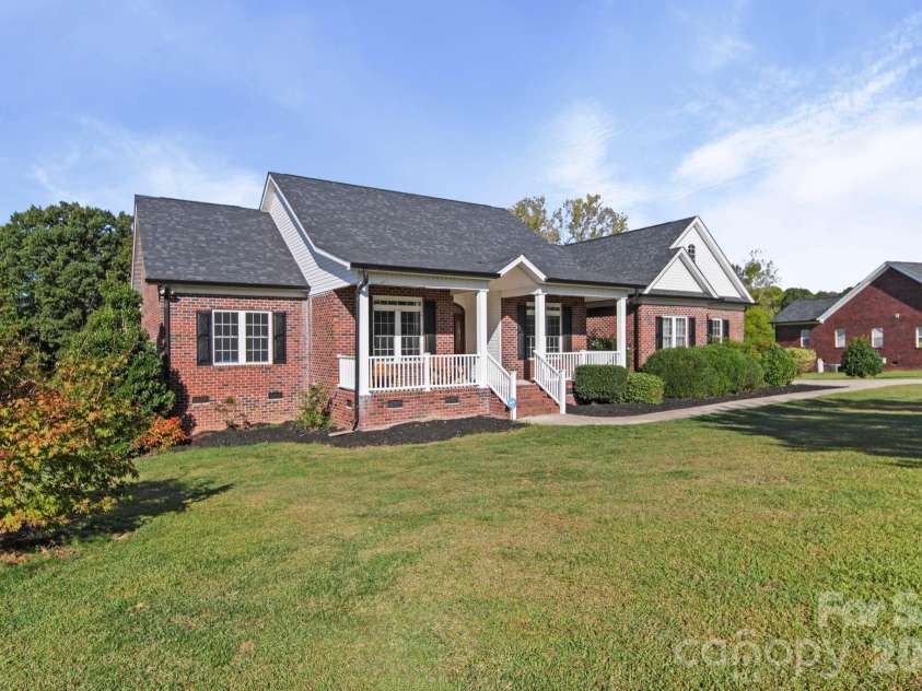5106 Pond Bluff Drive, Monroe, NC 28112.  MLS# CAR4358314, YatesRealty ID 14505. 