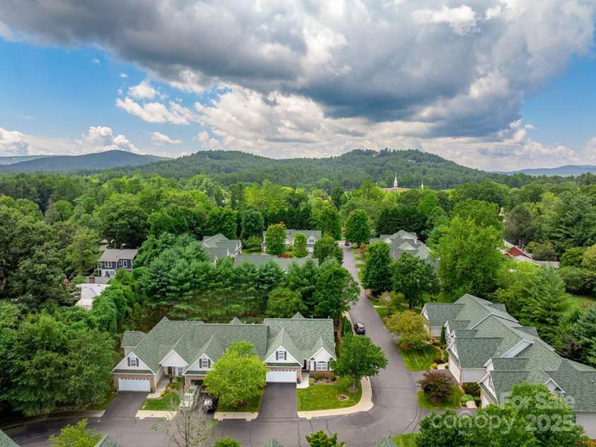 106 Victoria Park Drive, Hendersonville, NC 28792.  MLS# CAR4225379, YatesRealty ID 1451. 