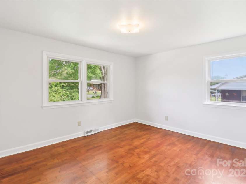 205 Dogwood Lane, Dallas, NC 28034.  MLS# CAR4254478, YatesRealty ID 14510. 