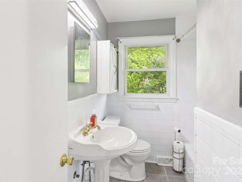 205 Dogwood Lane, Dallas, NC 28034.  MLS# CAR4254478, YatesRealty ID 14510. 