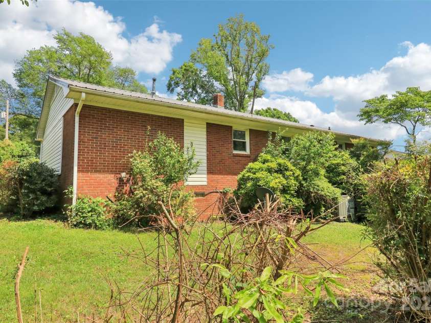 205 Dogwood Lane, Dallas, NC 28034.  MLS# CAR4254478, YatesRealty ID 14510. 