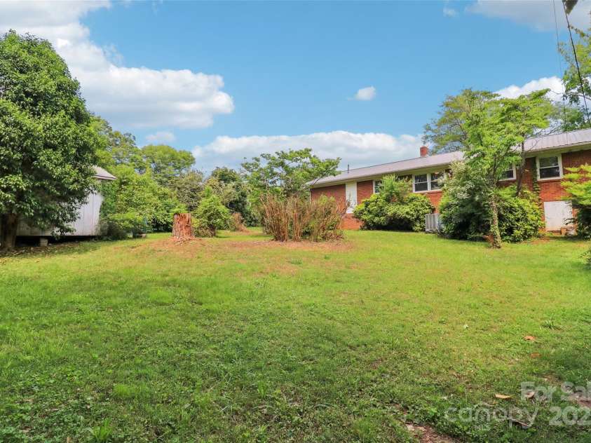 205 Dogwood Lane, Dallas, NC 28034.  MLS# CAR4254478, YatesRealty ID 14510. 