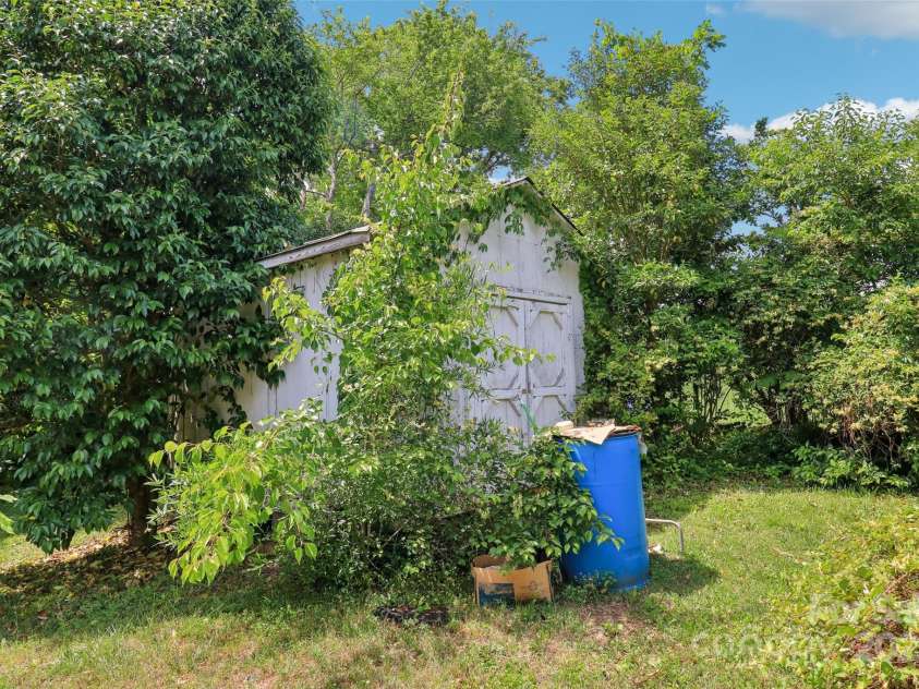 205 Dogwood Lane, Dallas, NC 28034.  MLS# CAR4254478, YatesRealty ID 14510. 