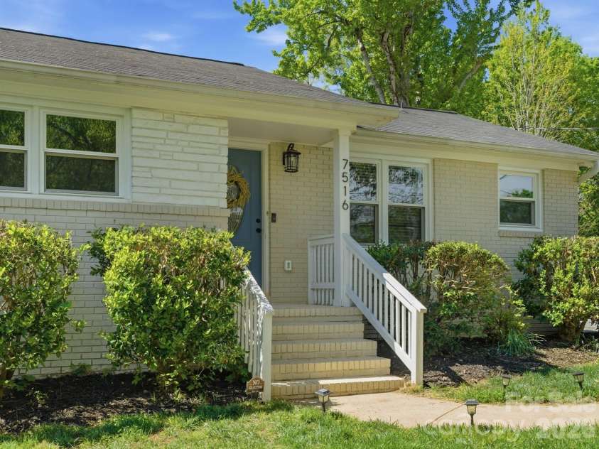 7516 Thorncliff Drive, Charlotte, NC 28210.  MLS# CAR4367369, YatesRealty ID 14510. 