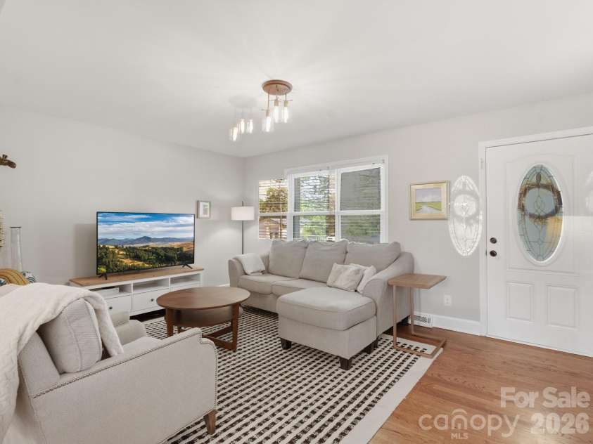 7516 Thorncliff Drive, Charlotte, NC 28210.  MLS# CAR4367369, YatesRealty ID 14510. 
