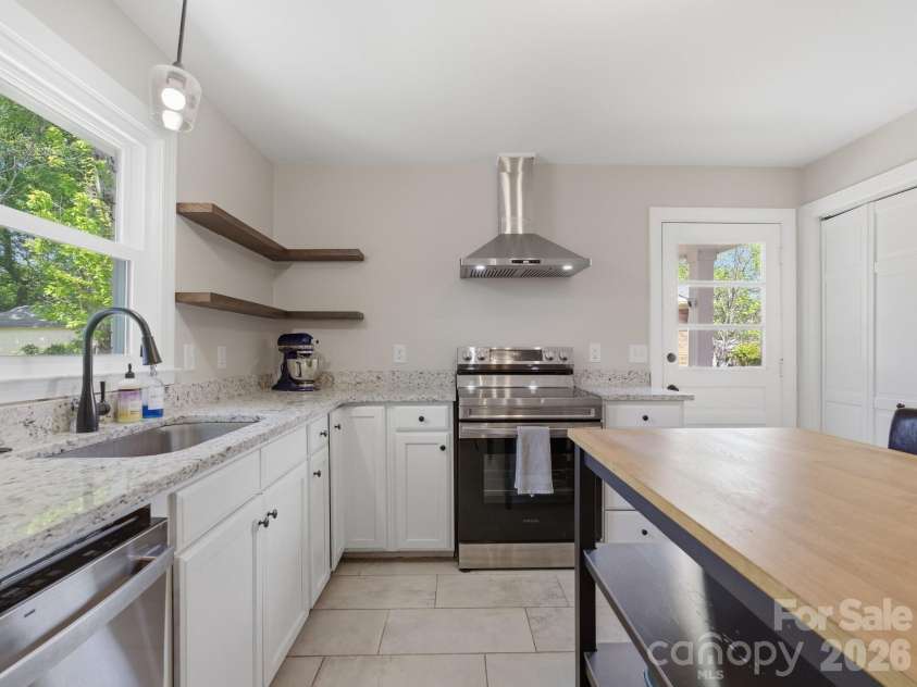 7516 Thorncliff Drive, Charlotte, NC 28210.  MLS# CAR4367369, YatesRealty ID 14510. 