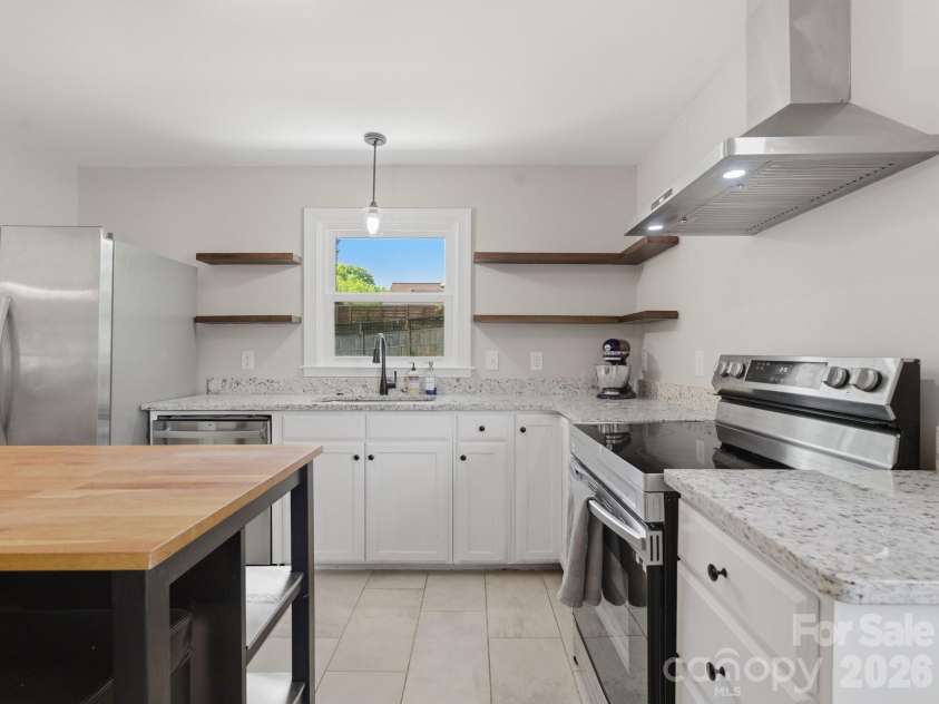 7516 Thorncliff Drive, Charlotte, NC 28210.  MLS# CAR4367369, YatesRealty ID 14510. 