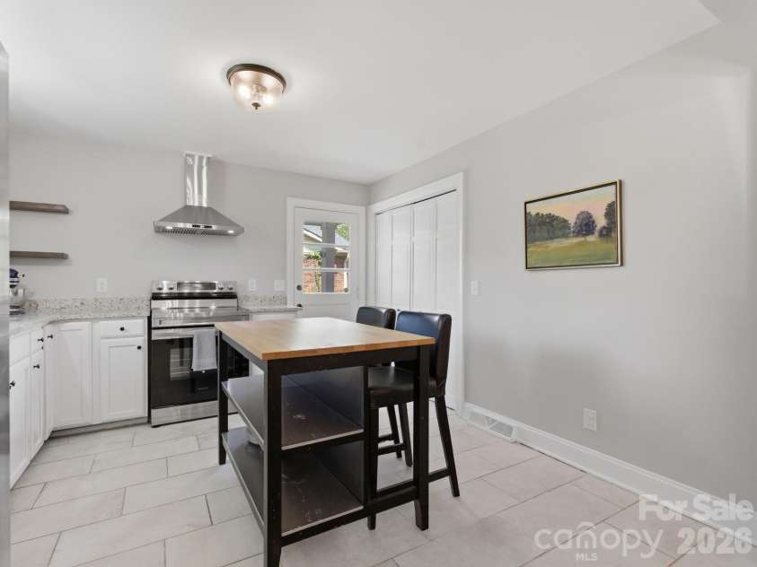 7516 Thorncliff Drive, Charlotte, NC 28210.  MLS# CAR4367369, YatesRealty ID 14510. 
