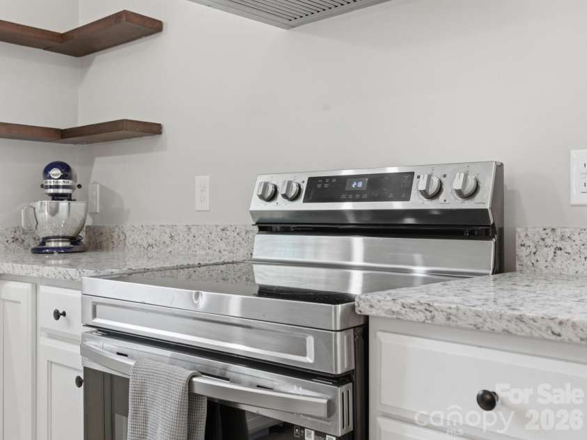 7516 Thorncliff Drive, Charlotte, NC 28210.  MLS# CAR4367369, YatesRealty ID 14510. 