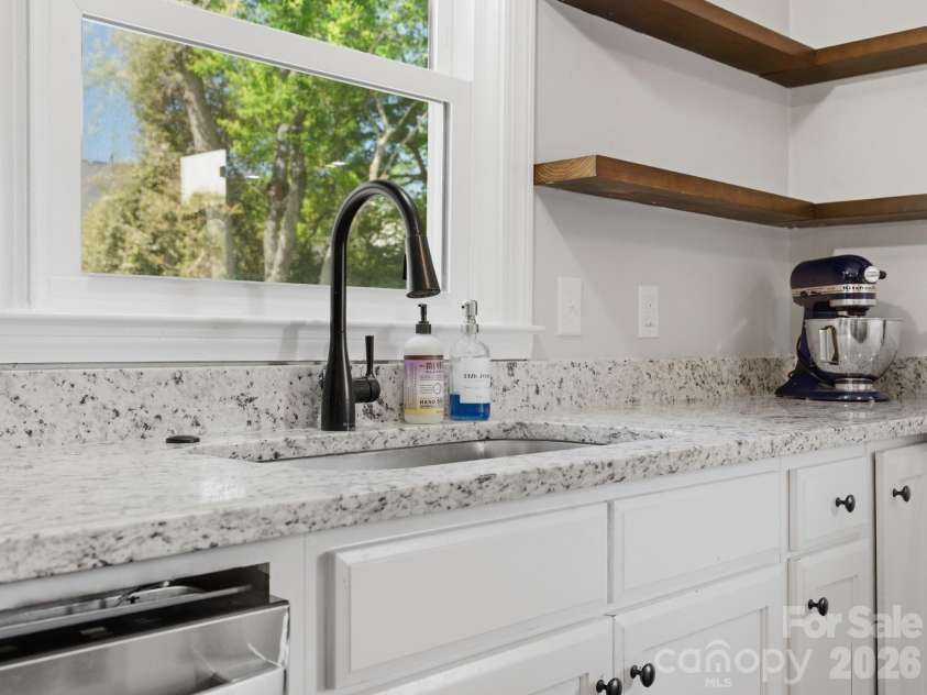 7516 Thorncliff Drive, Charlotte, NC 28210.  MLS# CAR4367369, YatesRealty ID 14510. 