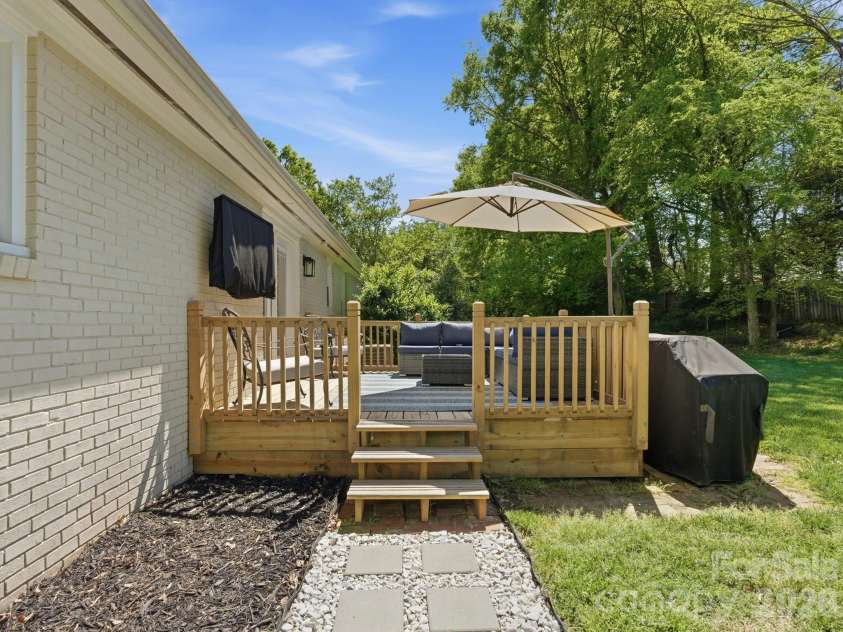 7516 Thorncliff Drive, Charlotte, NC 28210.  MLS# CAR4367369, YatesRealty ID 14510. 