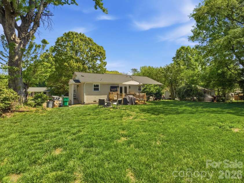 7516 Thorncliff Drive, Charlotte, NC 28210.  MLS# CAR4367369, YatesRealty ID 14510. 