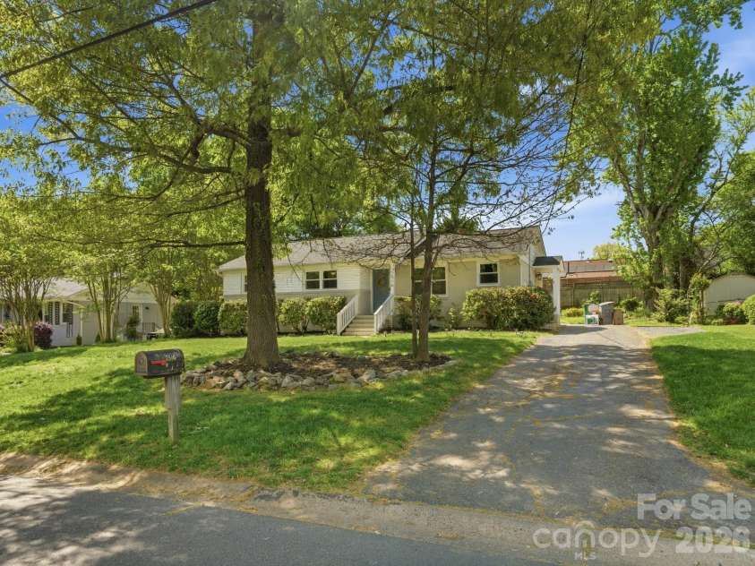 7516 Thorncliff Drive, Charlotte, NC 28210.  MLS# CAR4367369, YatesRealty ID 14510. 
