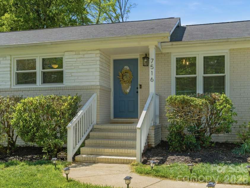 7516 Thorncliff Drive, Charlotte, NC 28210.  MLS# CAR4367369, YatesRealty ID 14510. 