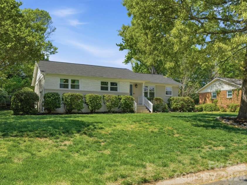 7516 Thorncliff Drive, Charlotte, NC 28210.  MLS# CAR4367369, YatesRealty ID 14510. 