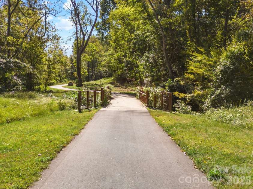 7516 Thorncliff Drive, Charlotte, NC 28210.  MLS# CAR4367369, YatesRealty ID 14510. Access to Sugar Creek Greenway