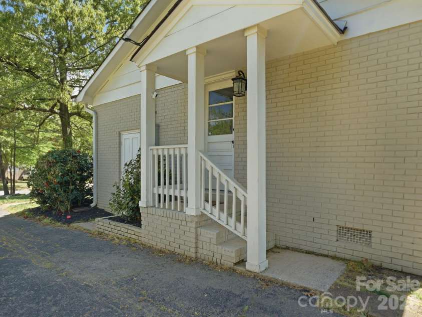 7516 Thorncliff Drive, Charlotte, NC 28210.  MLS# CAR4367369, YatesRealty ID 14510. Additional Side Entrance 