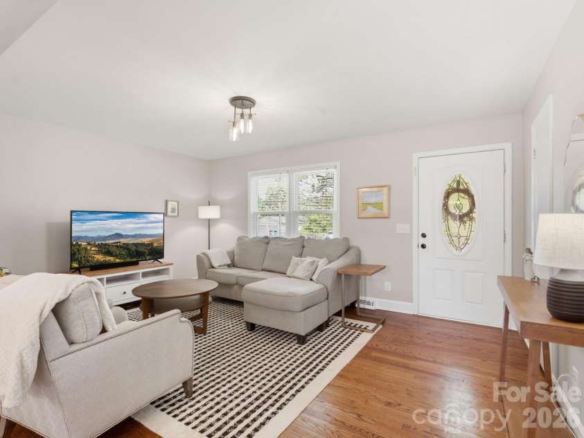 7516 Thorncliff Drive, Charlotte, NC 28210.  MLS# CAR4367369, YatesRealty ID 14510. Bright Living Room 
