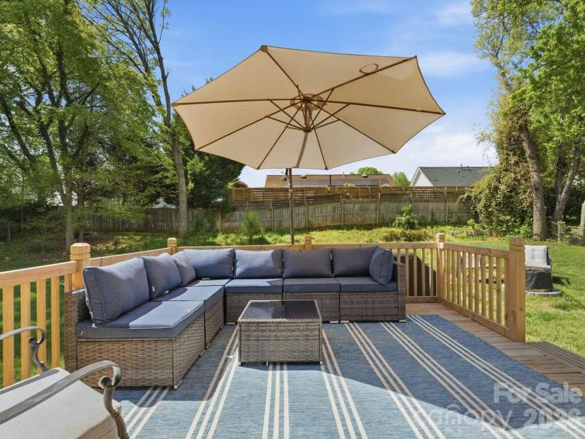7516 Thorncliff Drive, Charlotte, NC 28210.  MLS# CAR4367369, YatesRealty ID 14510. Deck