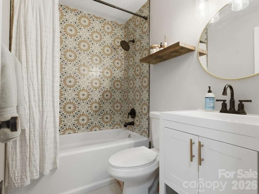 7516 Thorncliff Drive, Charlotte, NC 28210.  MLS# CAR4367369, YatesRealty ID 14510. Guest Bathroom 