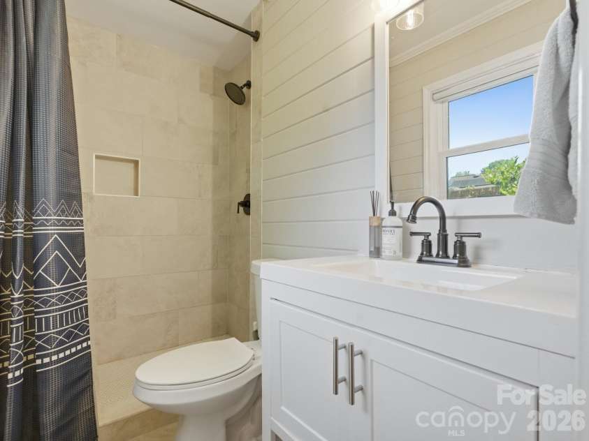 7516 Thorncliff Drive, Charlotte, NC 28210.  MLS# CAR4367369, YatesRealty ID 14510. Primary Bathroom 