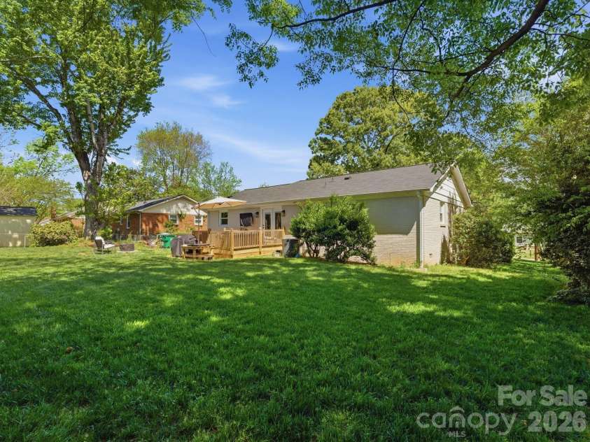 7516 Thorncliff Drive, Charlotte, NC 28210.  MLS# CAR4367369, YatesRealty ID 14510. Private Backyard