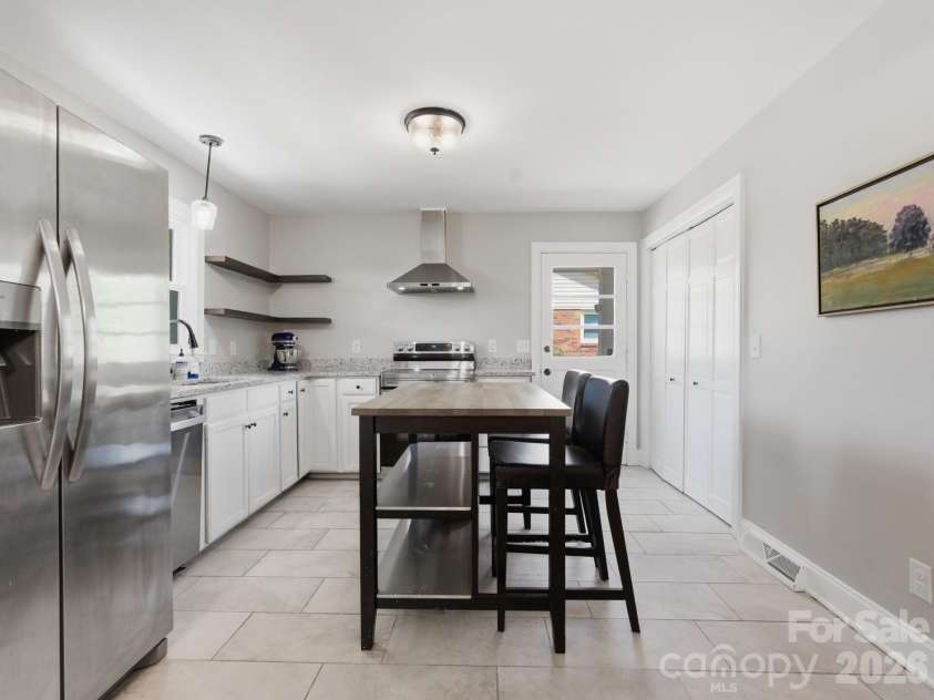 7516 Thorncliff Drive, Charlotte, NC 28210.  MLS# CAR4367369, YatesRealty ID 14510. Updated Kitchen