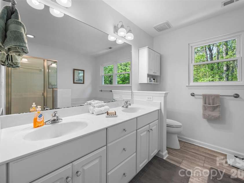 8607 Piccone Brook Lane, Charlotte, NC 28216.  MLS# CAR4360185, YatesRealty ID 14511. 