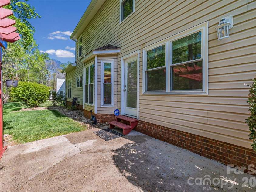 8607 Piccone Brook Lane, Charlotte, NC 28216.  MLS# CAR4360185, YatesRealty ID 14511. 