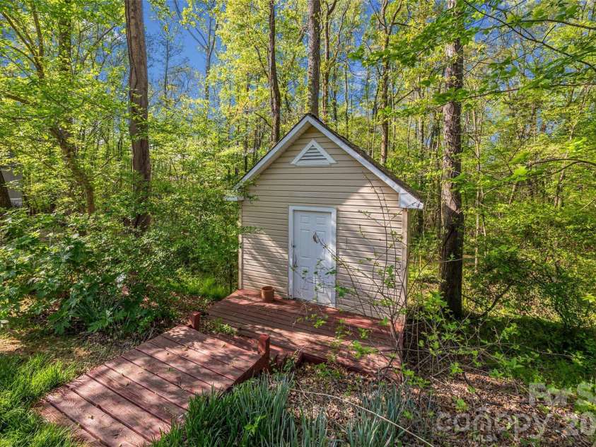 8607 Piccone Brook Lane, Charlotte, NC 28216.  MLS# CAR4360185, YatesRealty ID 14511. 