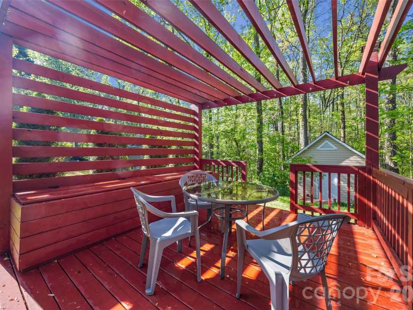 8607 Piccone Brook Lane, Charlotte, NC 28216.  MLS# CAR4360185, YatesRealty ID 14511. 