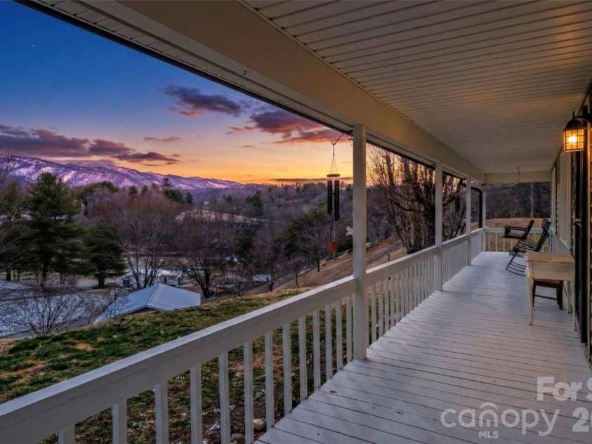 101 Hunters Ridge Road, Burnsville, NC 28714.  MLS# CAR4349904, YatesRealty ID 14513. 