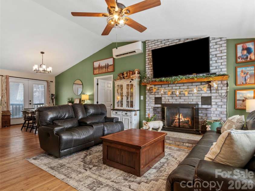 101 Hunters Ridge Road, Burnsville, NC 28714.  MLS# CAR4349904, YatesRealty ID 14513. 