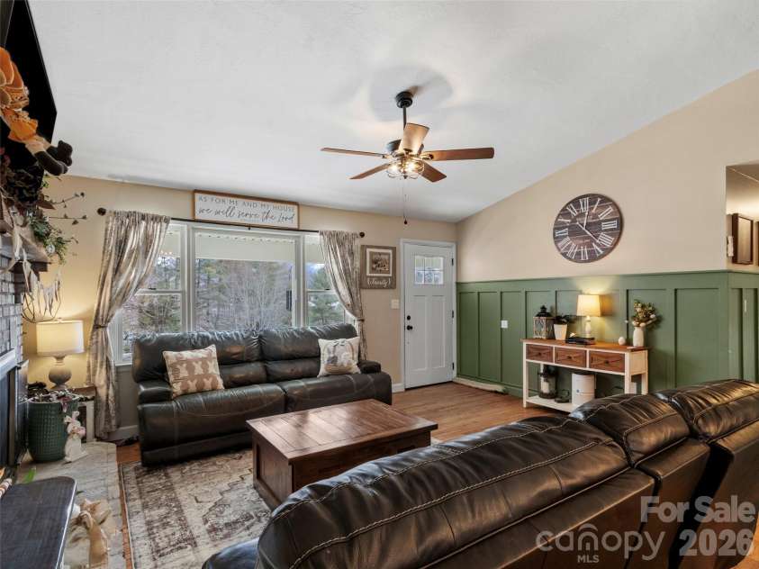 101 Hunters Ridge Road, Burnsville, NC 28714.  MLS# CAR4349904, YatesRealty ID 14513. 