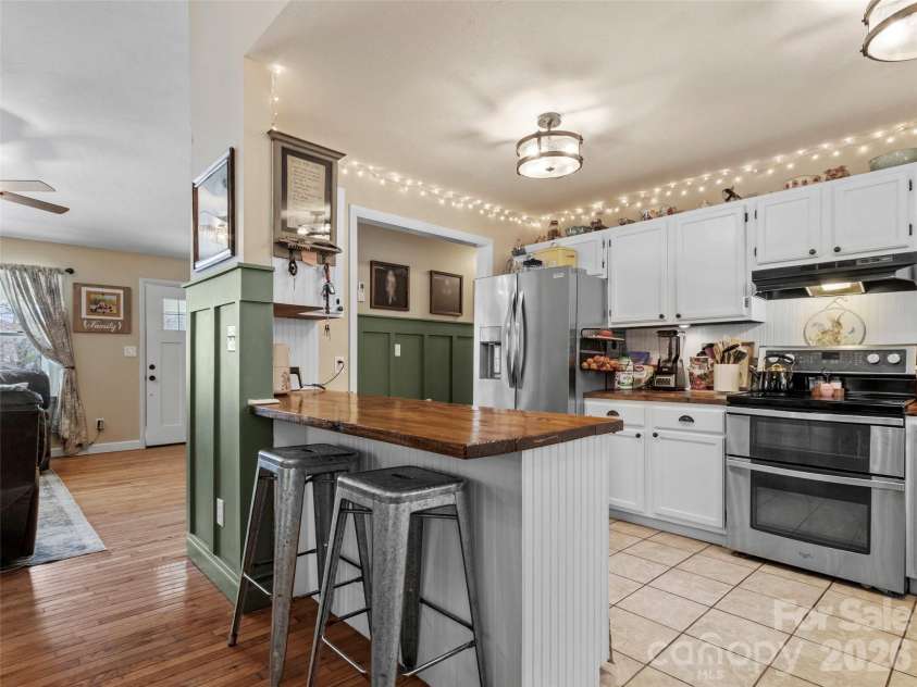 101 Hunters Ridge Road, Burnsville, NC 28714.  MLS# CAR4349904, YatesRealty ID 14513. 