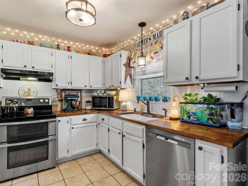 101 Hunters Ridge Road, Burnsville, NC 28714.  MLS# CAR4349904, YatesRealty ID 14513. 
