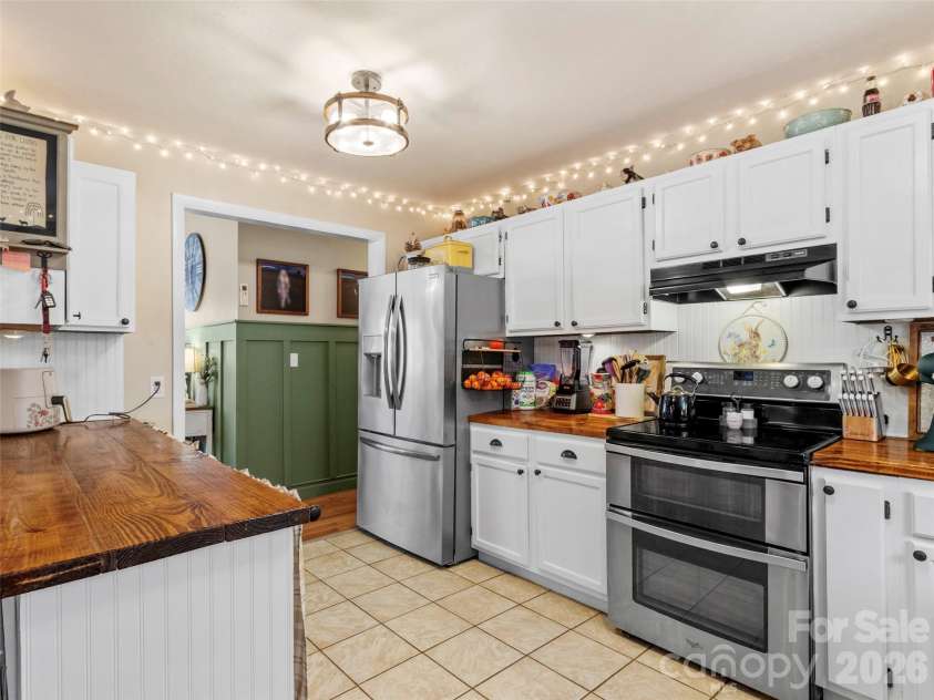 101 Hunters Ridge Road, Burnsville, NC 28714.  MLS# CAR4349904, YatesRealty ID 14513. 