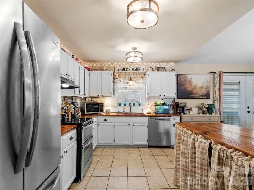 101 Hunters Ridge Road, Burnsville, NC 28714.  MLS# CAR4349904, YatesRealty ID 14513. 