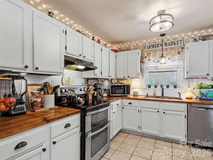 101 Hunters Ridge Road, Burnsville, NC 28714.  MLS# CAR4349904, YatesRealty ID 14513. 